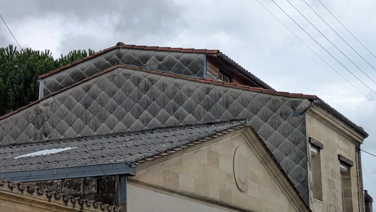 Toiture en ardoises losangées de fibrociment susceptibles de contenir de l'amiante