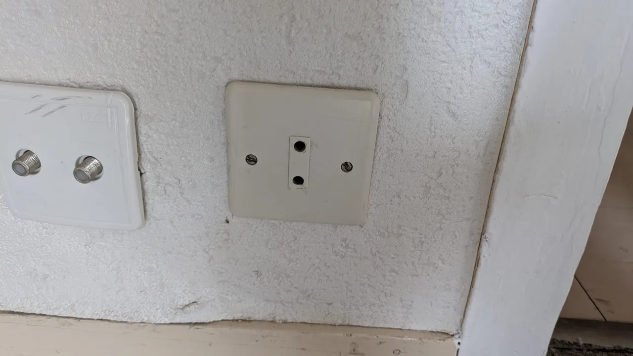 Prise électrique murale ancienne sans terre conforme